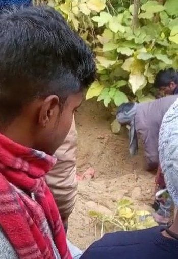 Psychopath dies by being buried under the soil in suspicious condition