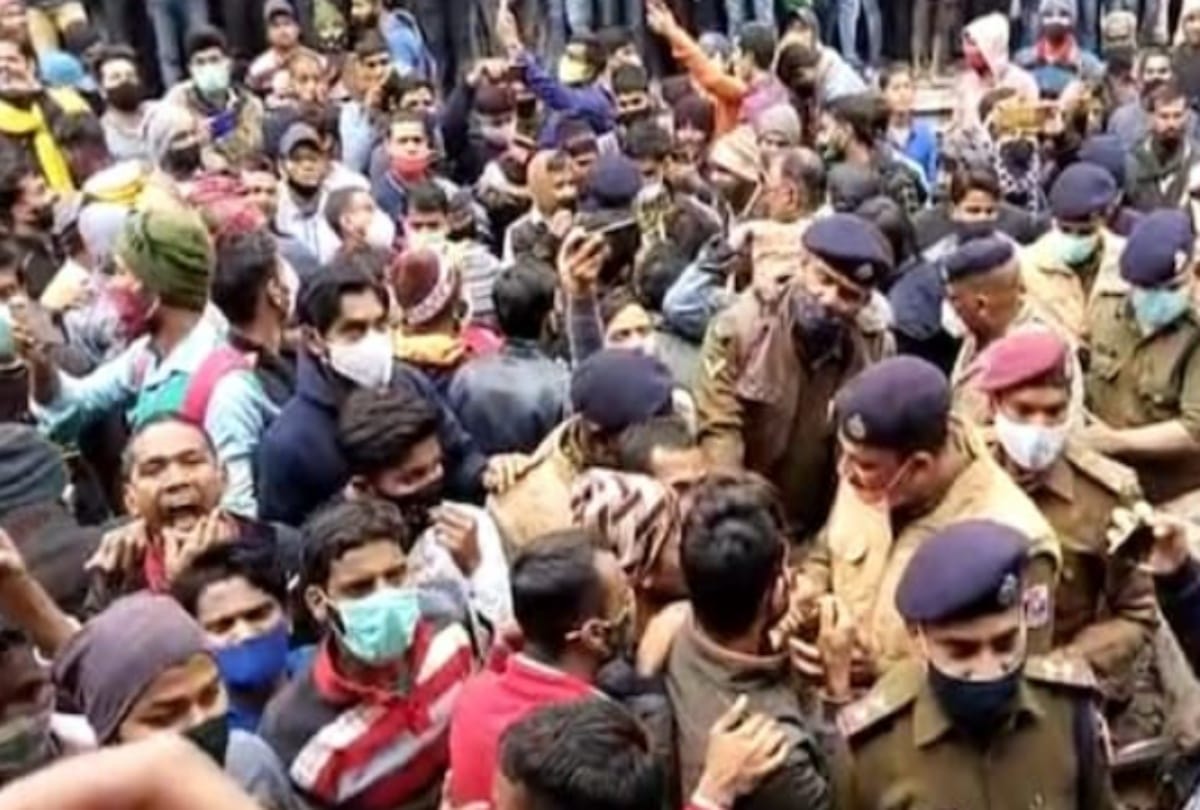 Bihar Allegation of irregularities in Railway NTPC examination students created a big ruckus set fire to Patna-Kurla Express