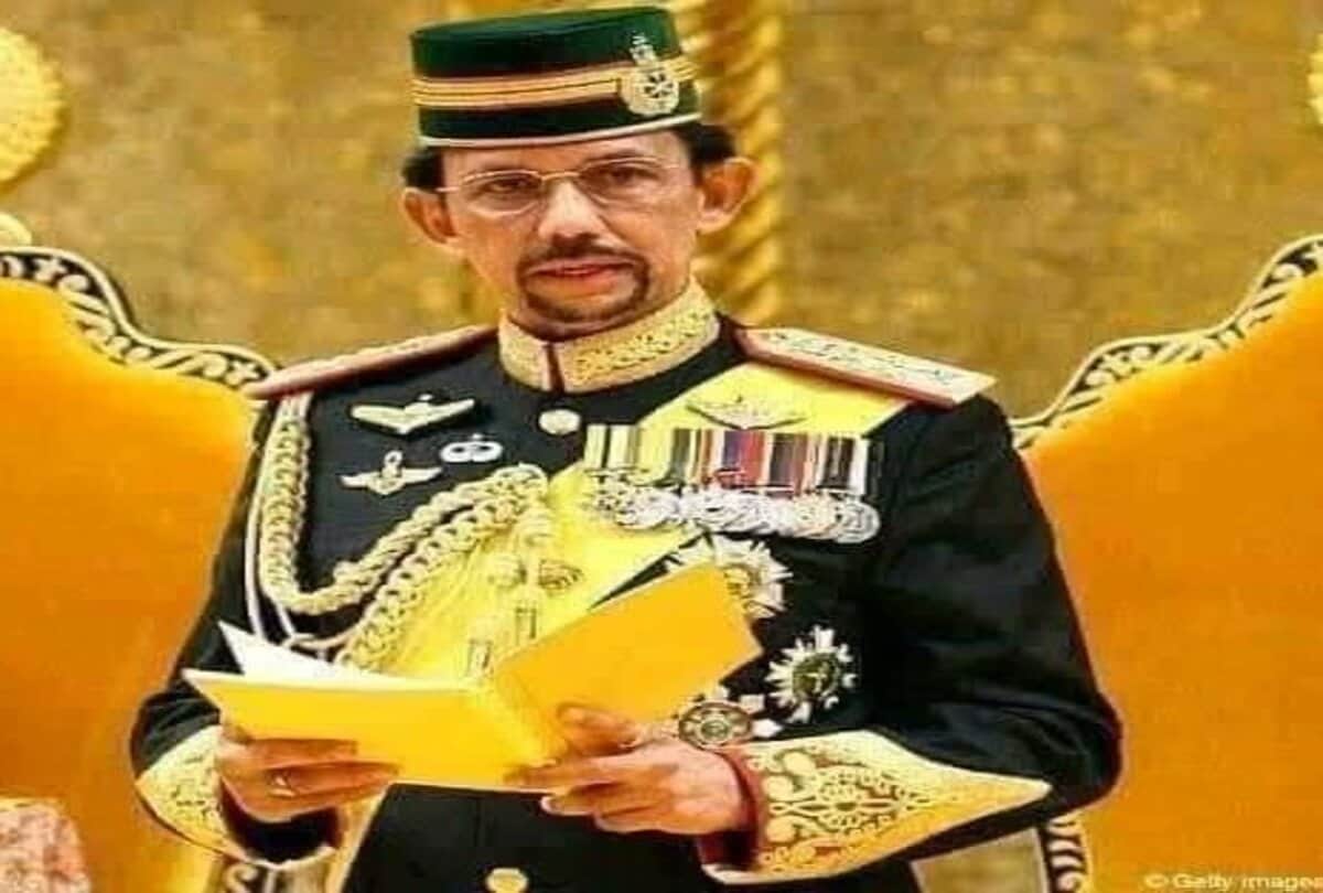 brunei prime minister hassanal bolkiah 2 thousand luxurious cars collection can buy many countries
