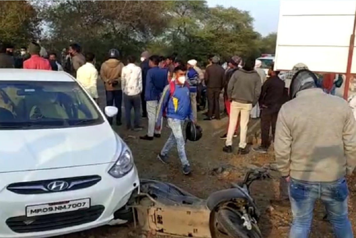 Sehore: Car hit Activa on Bhopal-Indore highway, two youths seriously injured, admitted to district hospital