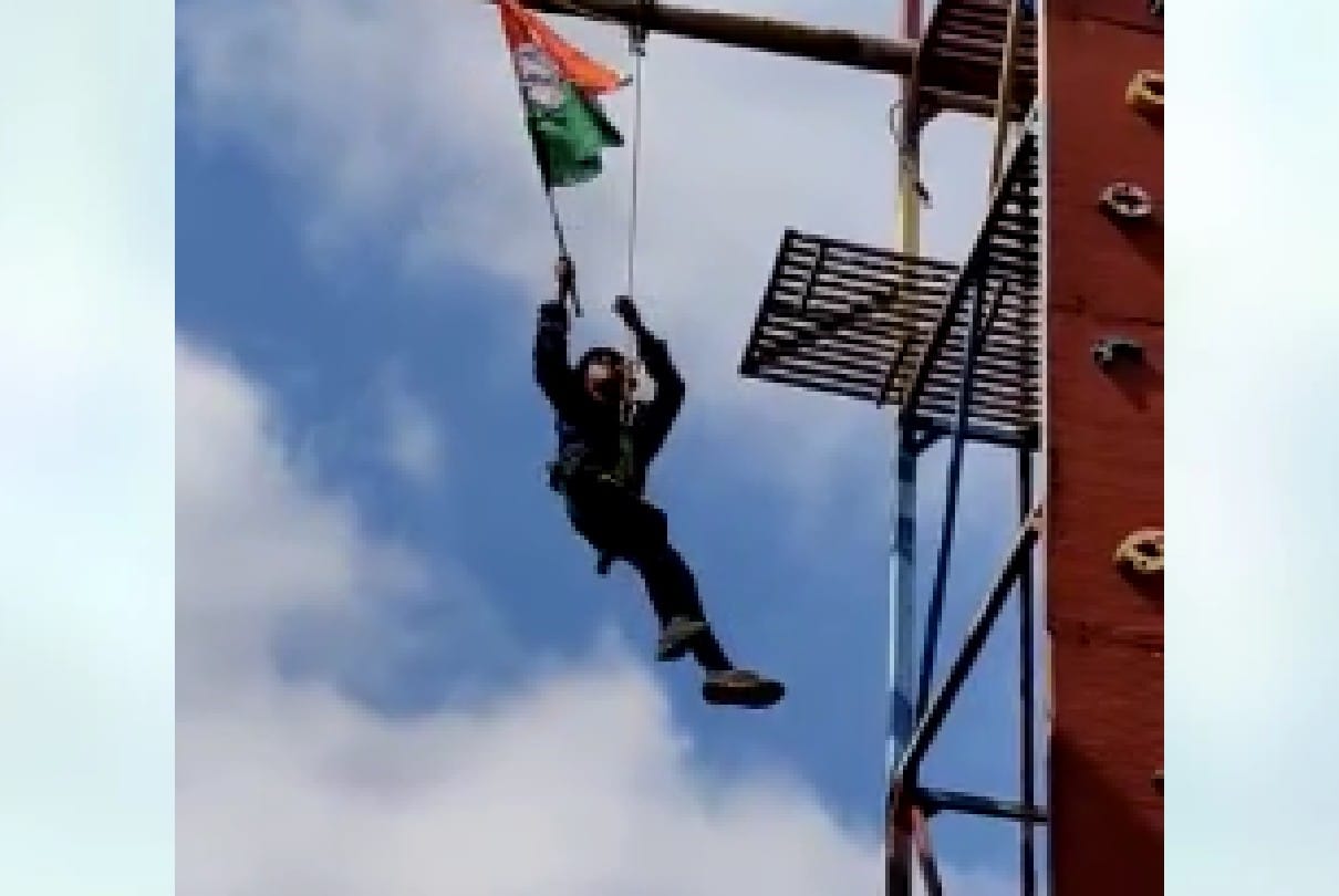 My pride is the Tiranga: The tricolor was hoisted while sliding a rope from a height of 40 feet in Shivpuri