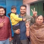परिवार के साथ खुशी जताते सुमित आंतिल।