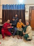 पुलिस पदक के लिए चयनित होने पर माता-पिता से आशीर्वाद लेते एएसआई रामगोपाल।