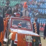 जम्मू में परेड का निरीक्षण करते उपराज्यपाल मनोज सिन्हा