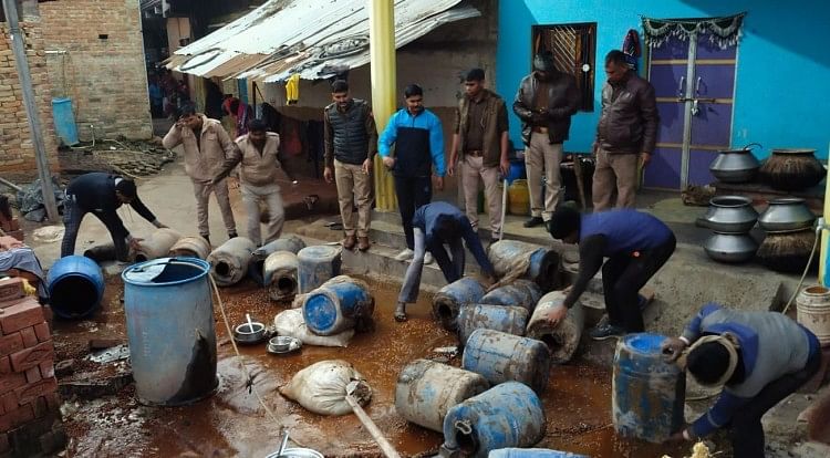 Police Raid In Illegal Liquor Factory 225 Liters Of Liquor Recovered Kaushambi News अवैध