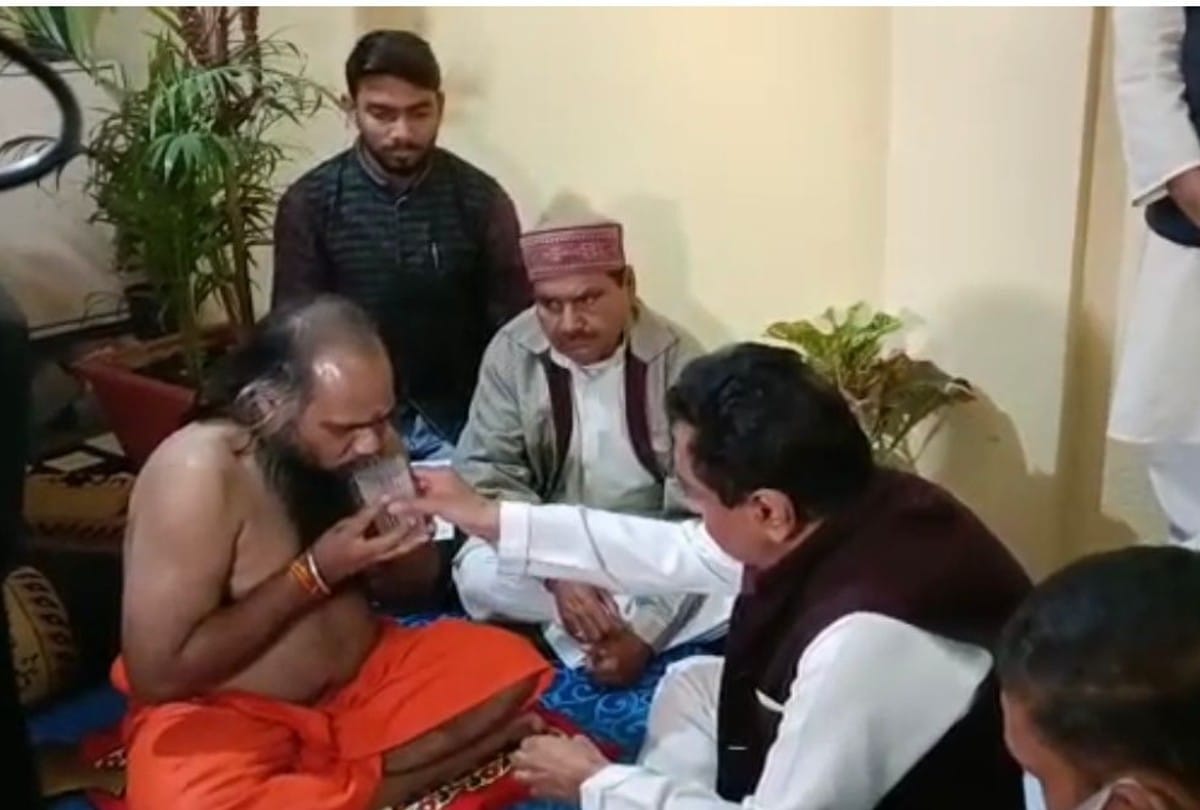 Meeting of Baba and Nath: Kamal Nath met Mirchi Baba and broke the fast by drinking Gangajal and cow urine