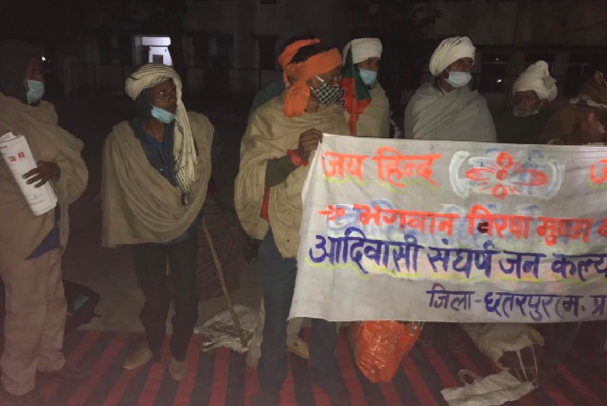Chhatarpur: Tribals sitting on dharna in the bitter cold, the officers who arrived late in the night ended the strike by giving assurance
