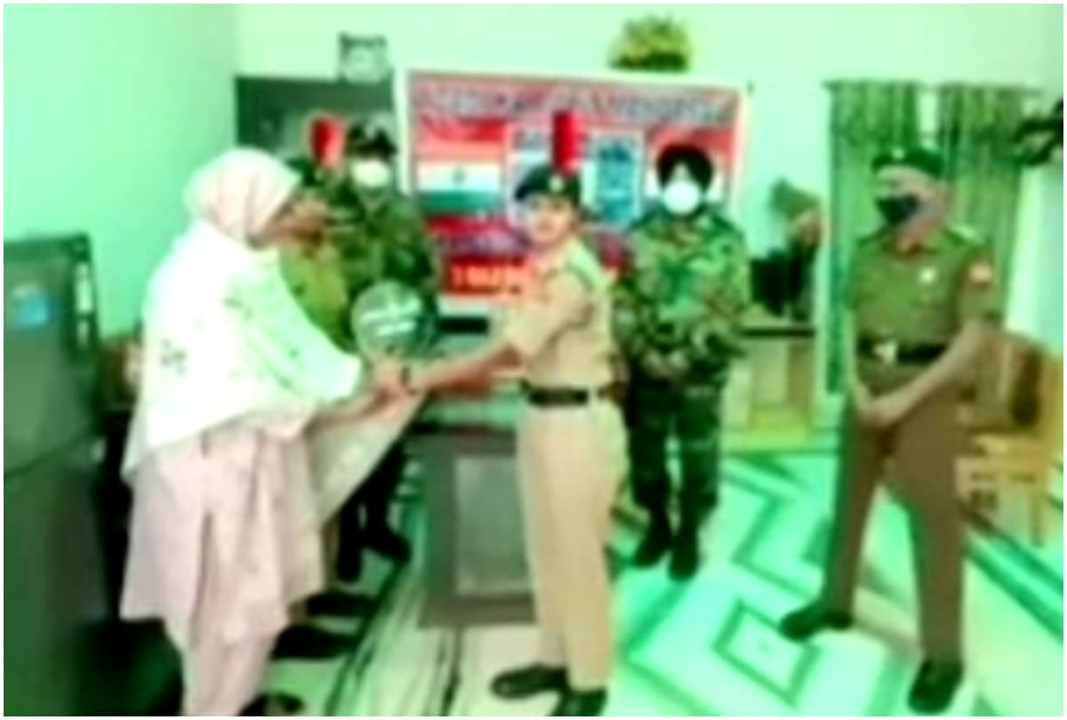 Honoring veerangana by giving memento in sikar rajasthan 