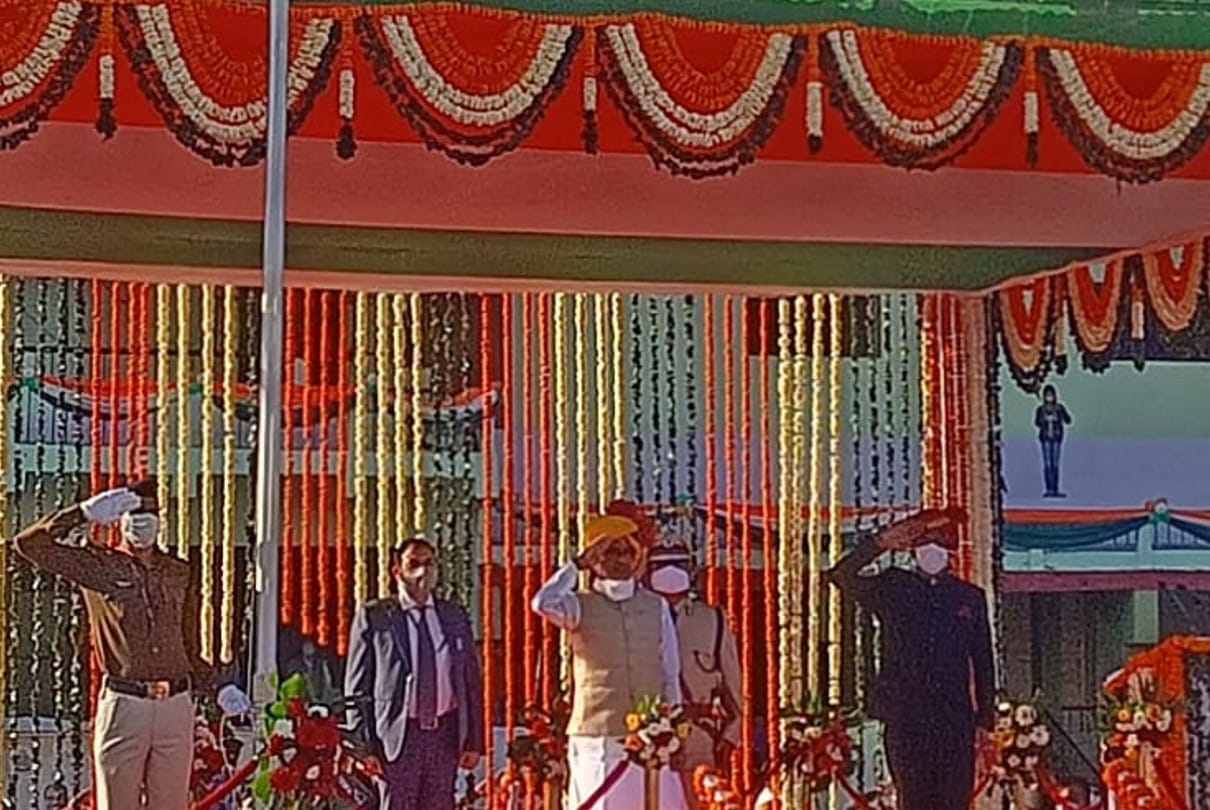 Indore: Chief Minister hoisted the flag, said - will make Indore the capital of the country in the field of startup, the goal is to reach water to two crore homes