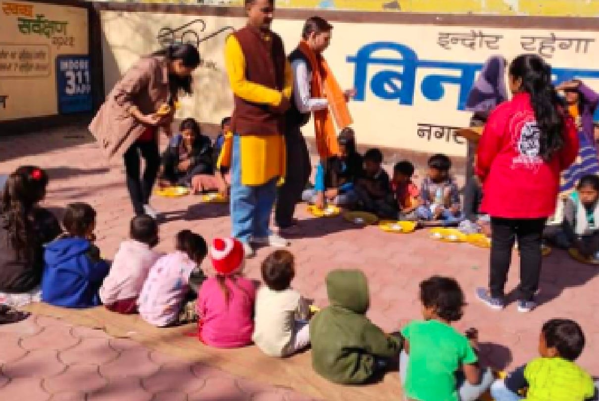 Indore: Republic Day celebrated by feeding poor children, flag hoisting done by children