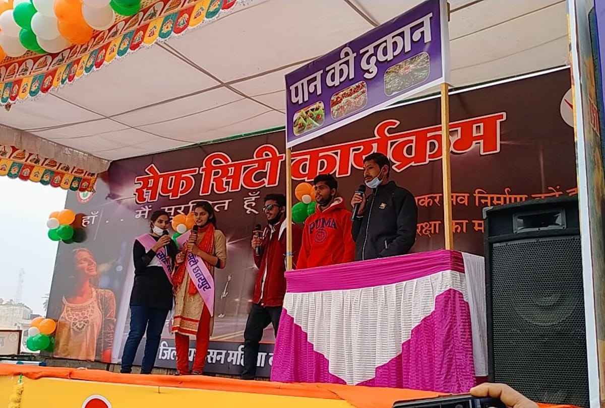 Chhatarpur: Indecent comments made on girls in government program from the stage, the negligence of Women and Child Development Department exposed