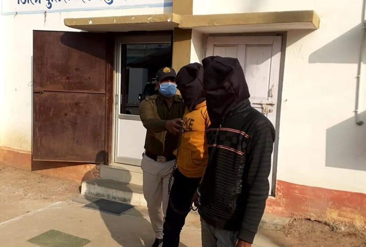 Chhatarpur: Police caught two inter-state accused involved in robbery at former minister's petrol pump