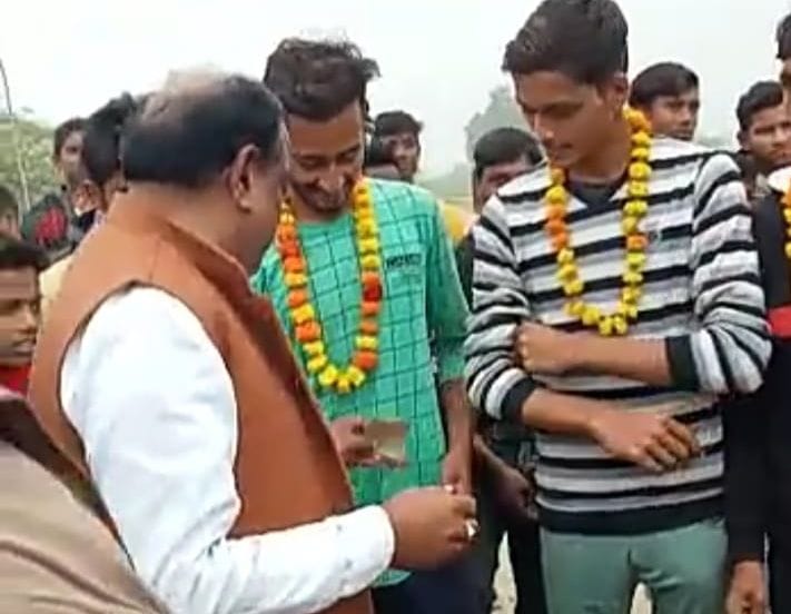 Video of SP candidate giving money from Rasulabad assembly constituency goes viral