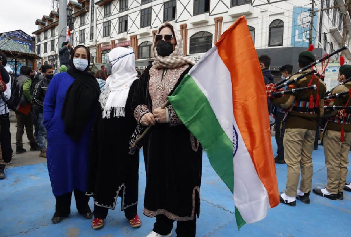 National flag hoisted at Lal Chowk in Srinagar for the first time after independence: Local youth challenged terrorists and their masters