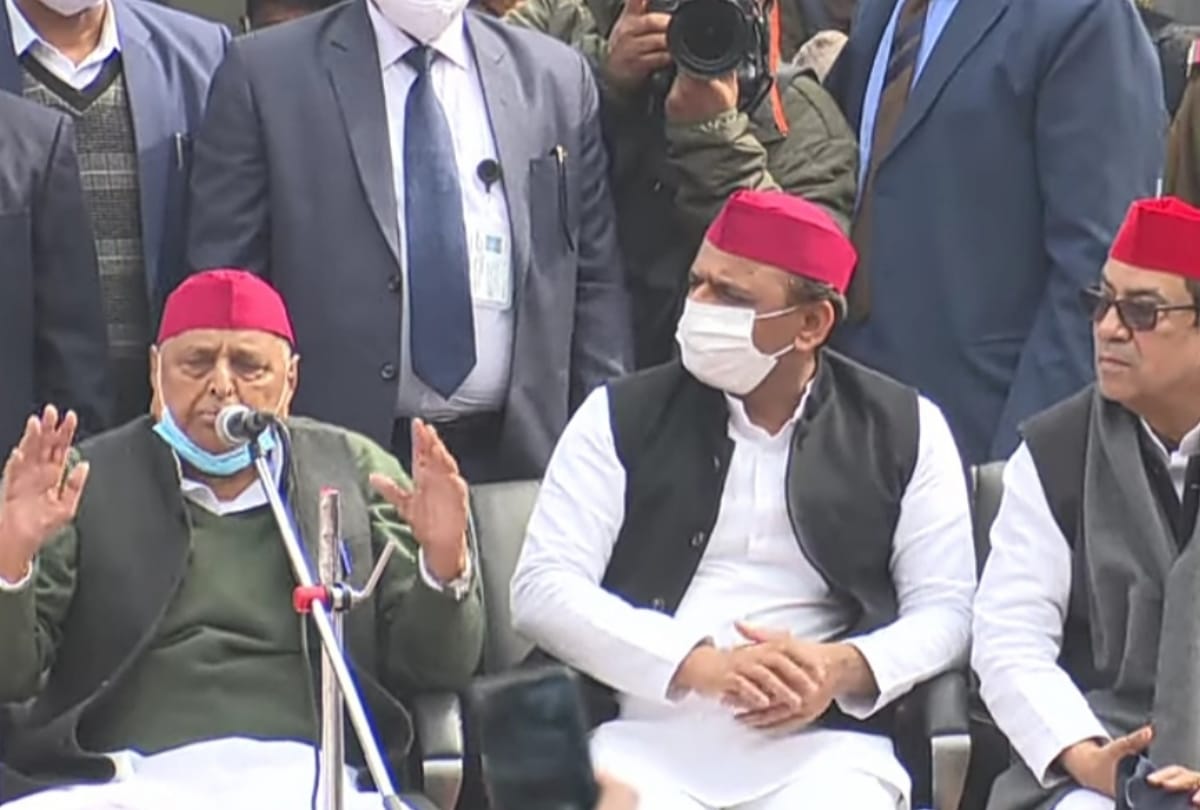 Mulayam Singh Yadav and Akhilesh Yadav addressed the party leaders on Republic Day.