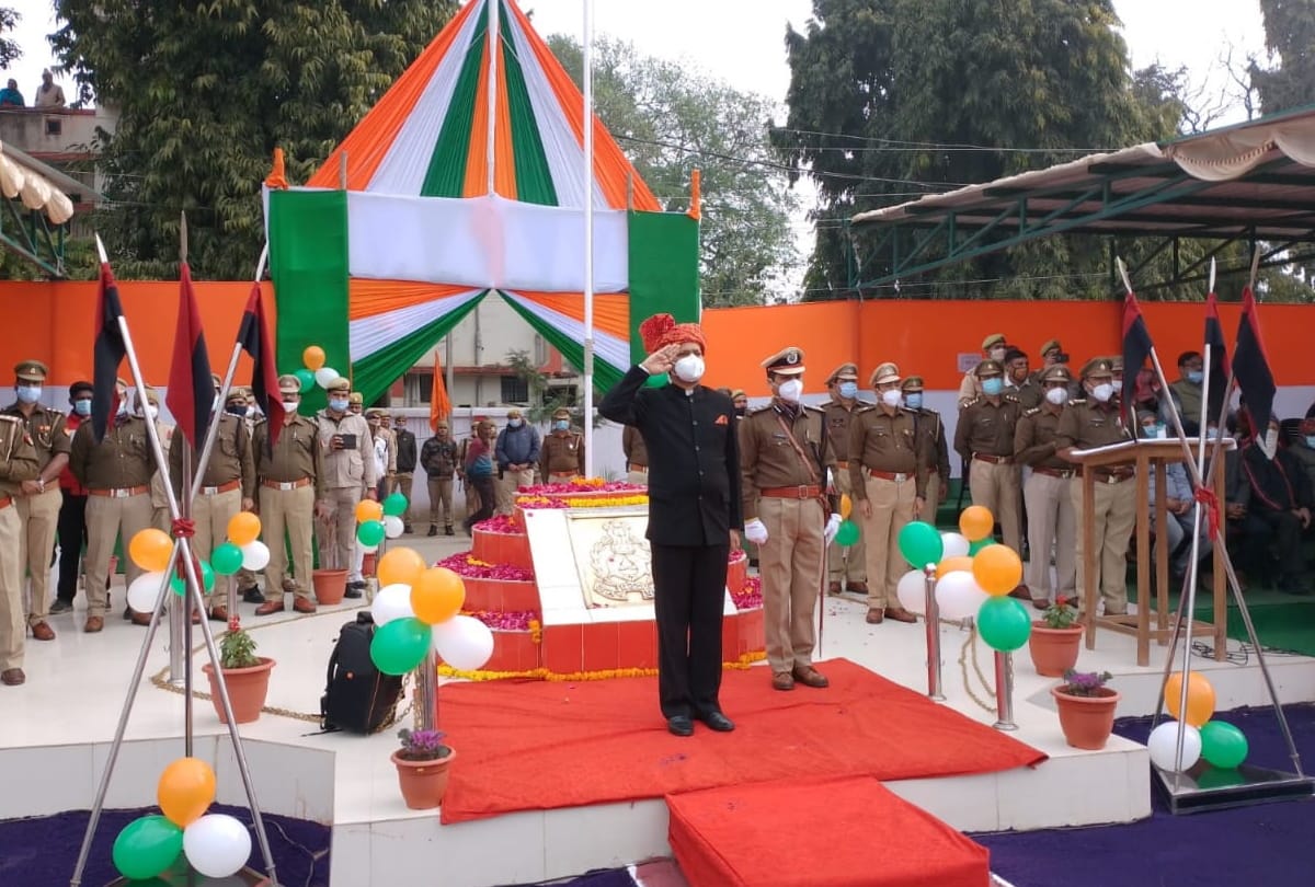 Republic day 2022 pilibhit celebration DM hoist flag