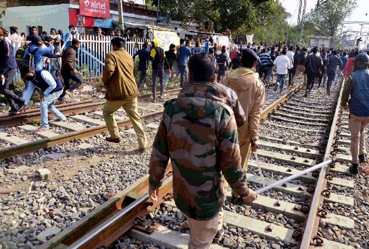 Prayagraj Police beat up students after entering the lodge Students pelted stones in protest against police action  railway recruitment examination candidates See photos
