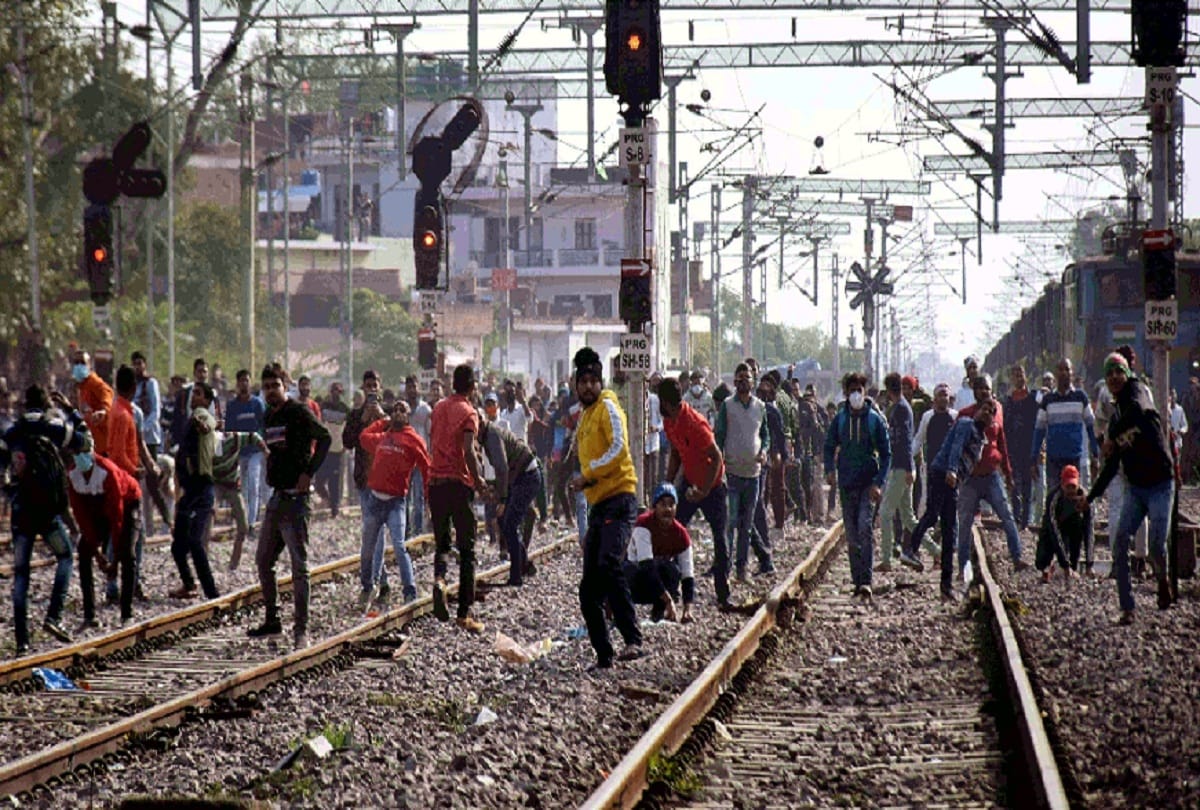 Prayagraj Police beat up students after entering the lodge Students pelted stones in protest against police action  railway recruitment examination candidates See photos