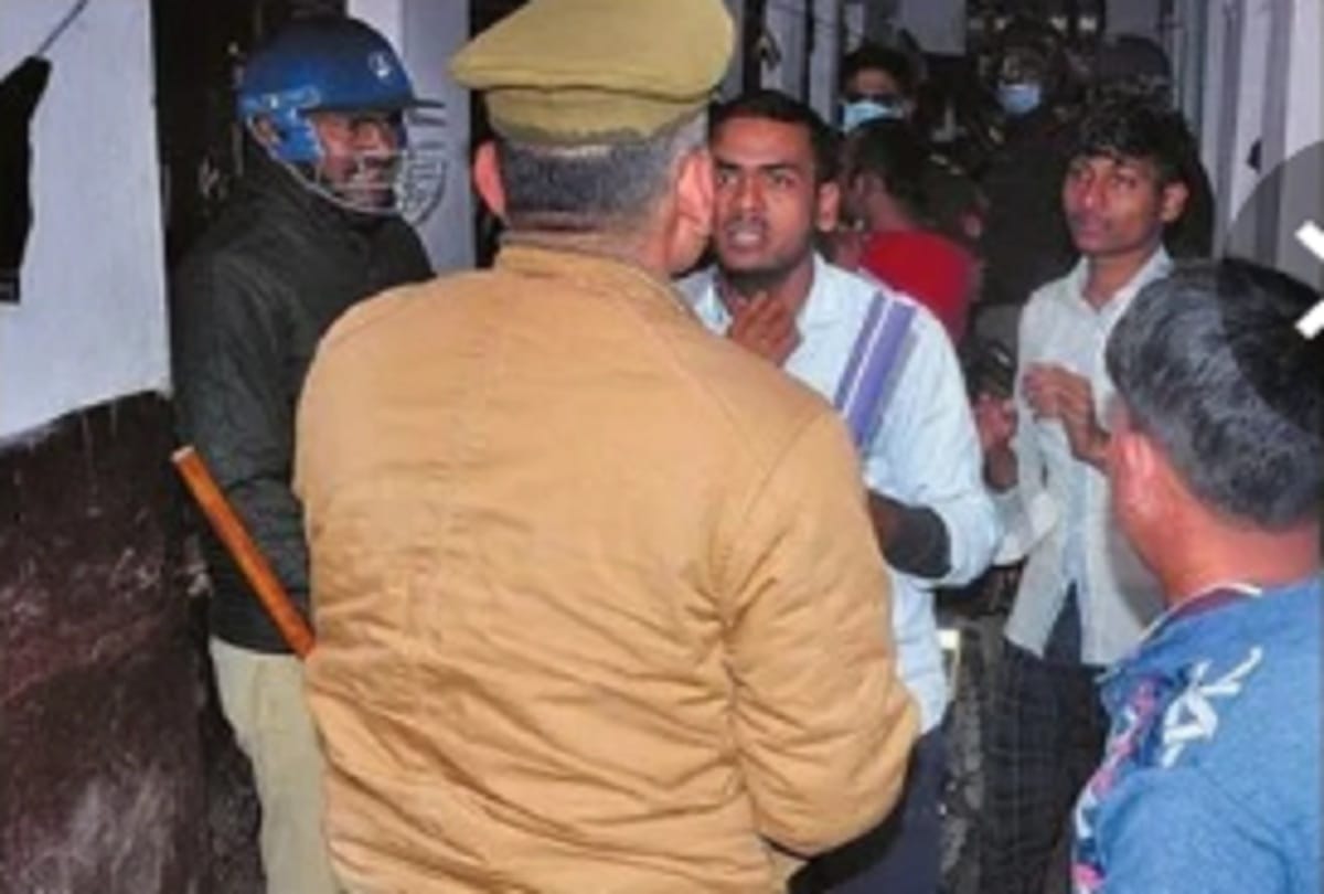 Prayagraj Police beat up students after entering the lodge Students pelted stones in protest against police action  railway recruitment examination candidates See photos