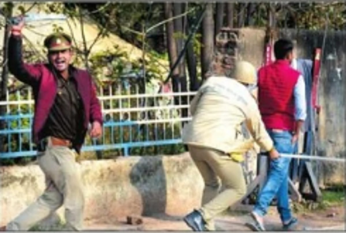 RRB NTPC Controversy: Prayagraj police cruelty on lodge students even after three days students in terror spent night on road
