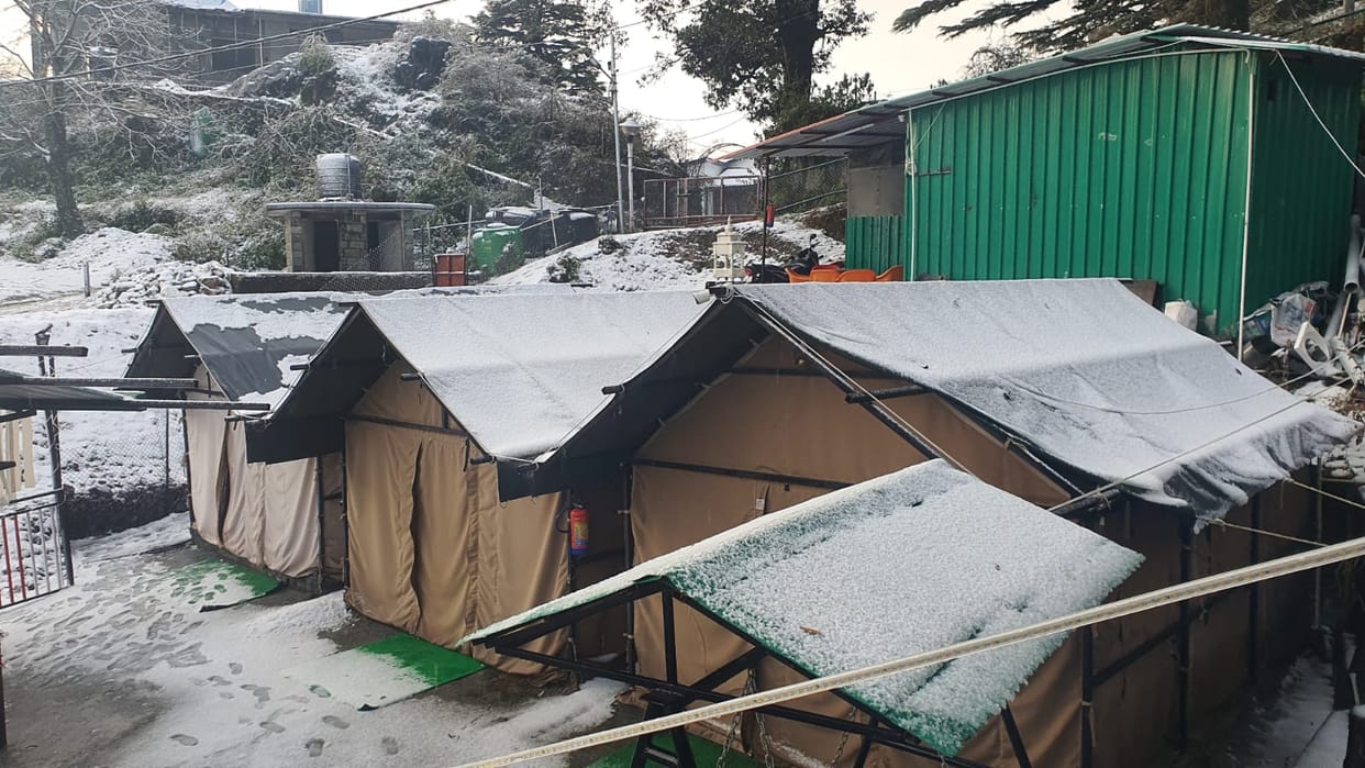 uttarakhand weather update: snowfall in mussoorie, people suffers from bitter cold