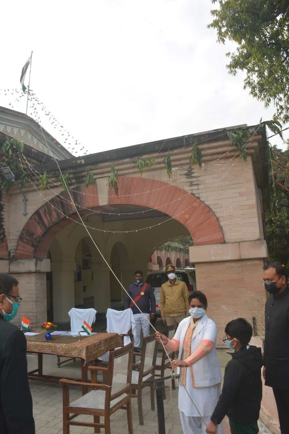 Republic Day 2022: Nurse hoists flag in Varanasi Commissionerate Buildings decorated Rudraksh convention center painted in tricolor in Varanasi 