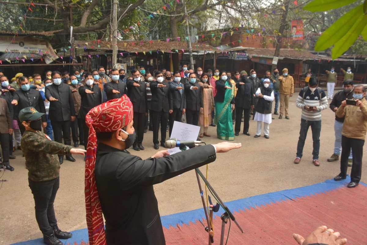 Republic Day 2022: Nurse hoists flag in Varanasi Commissionerate Buildings decorated Rudraksh convention center painted in tricolor in Varanasi 