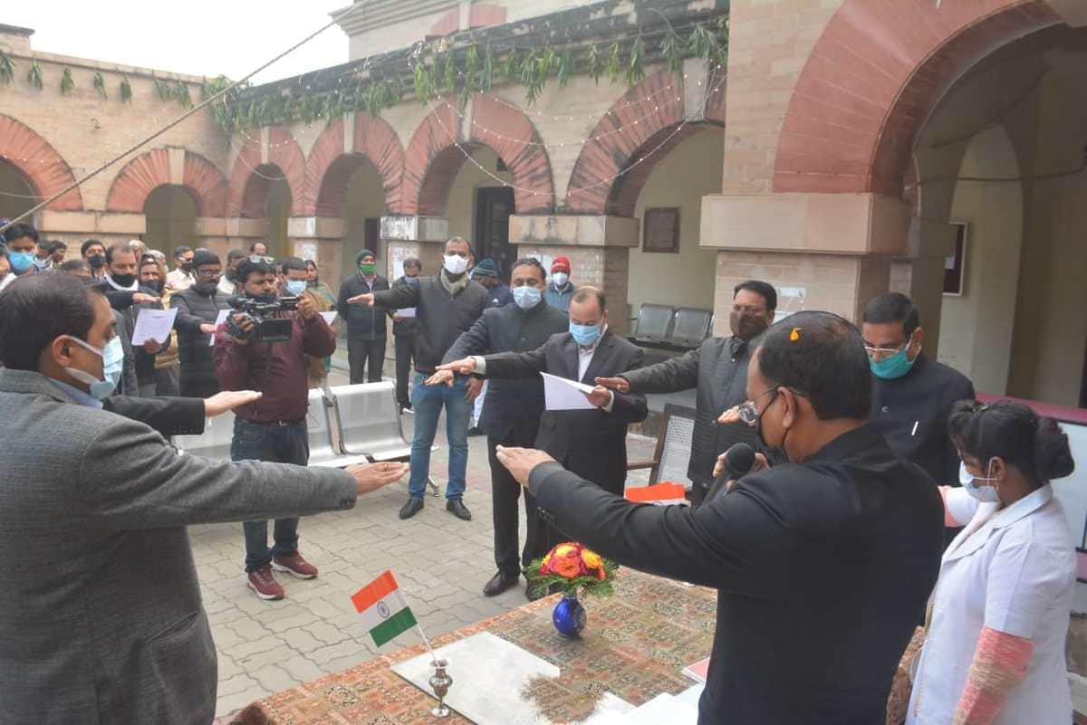 Republic Day 2022: Nurse hoists flag in Varanasi Commissionerate Buildings decorated Rudraksh convention center painted in tricolor in Varanasi 