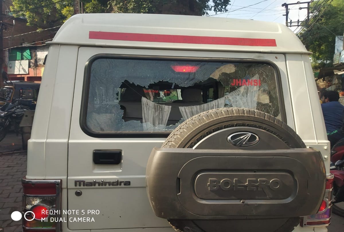stone pelting on the team of municipal corporation reached kasai mandi for license check of meat vendors in jhansi