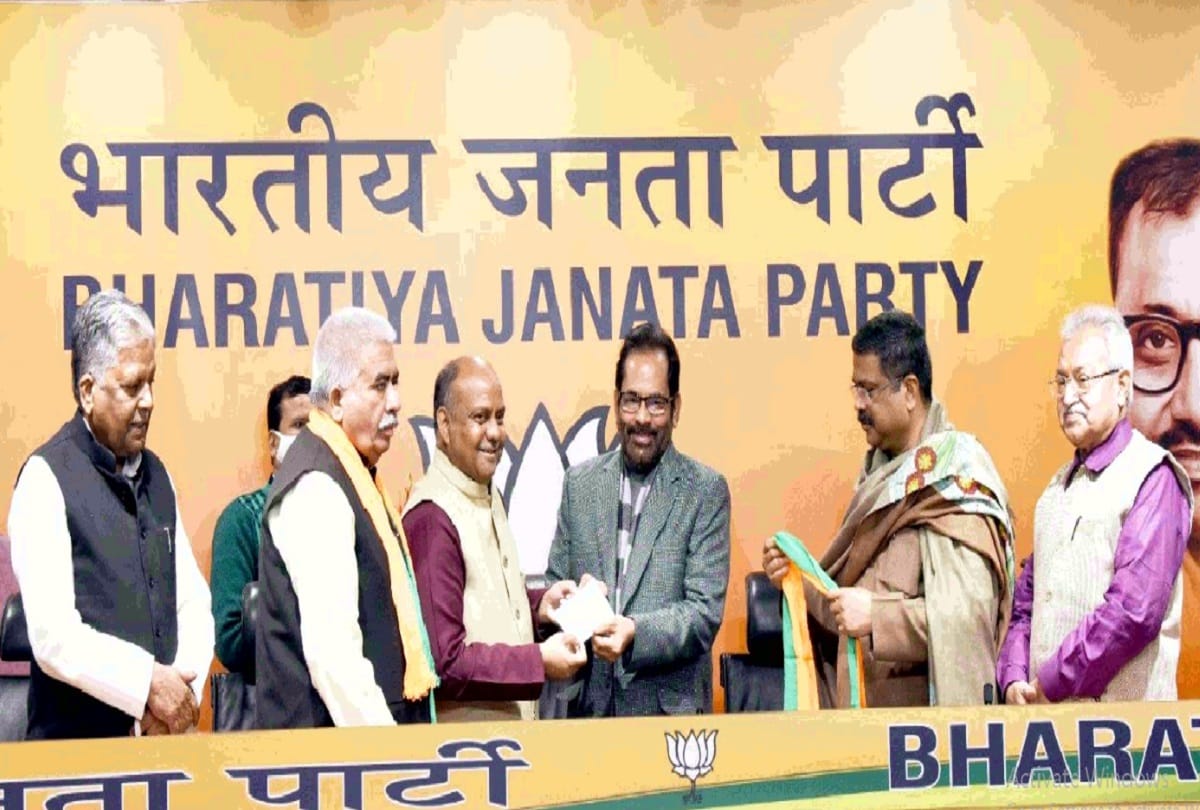 up election 2022 mla sharadveer singh joined bjp resigned from sp for not getting ticket