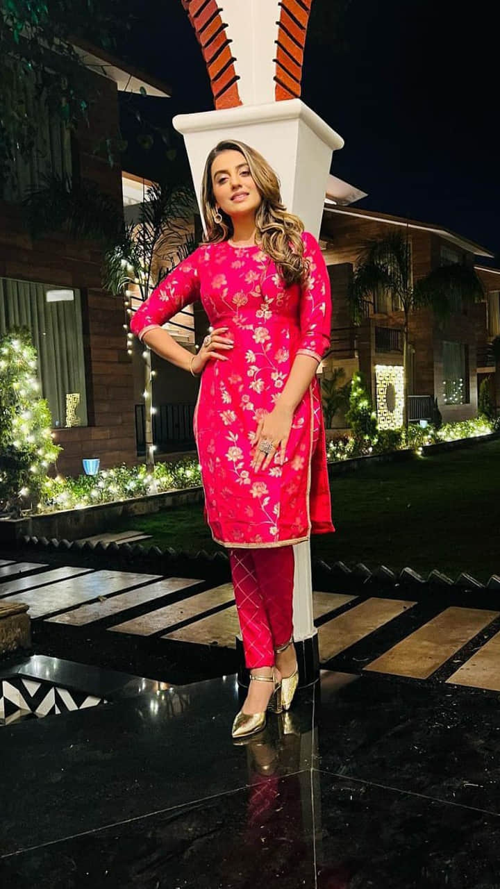 bhojpuri film star Akshara Singh photoshoot in yellow colour lehnga