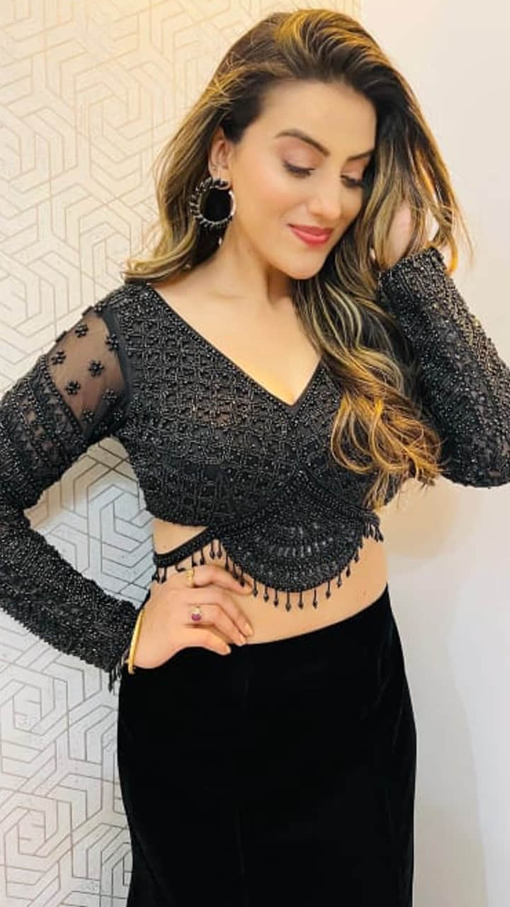 bhojpuri film star Akshara Singh photoshoot in yellow colour lehnga