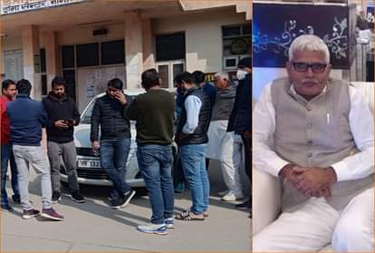 अस्पताल में महेंद्र सिंह के शव के पोस्टमार्टम के दौरान खड़े परिजन, महेंद्र सिंह फाइल फोटो।