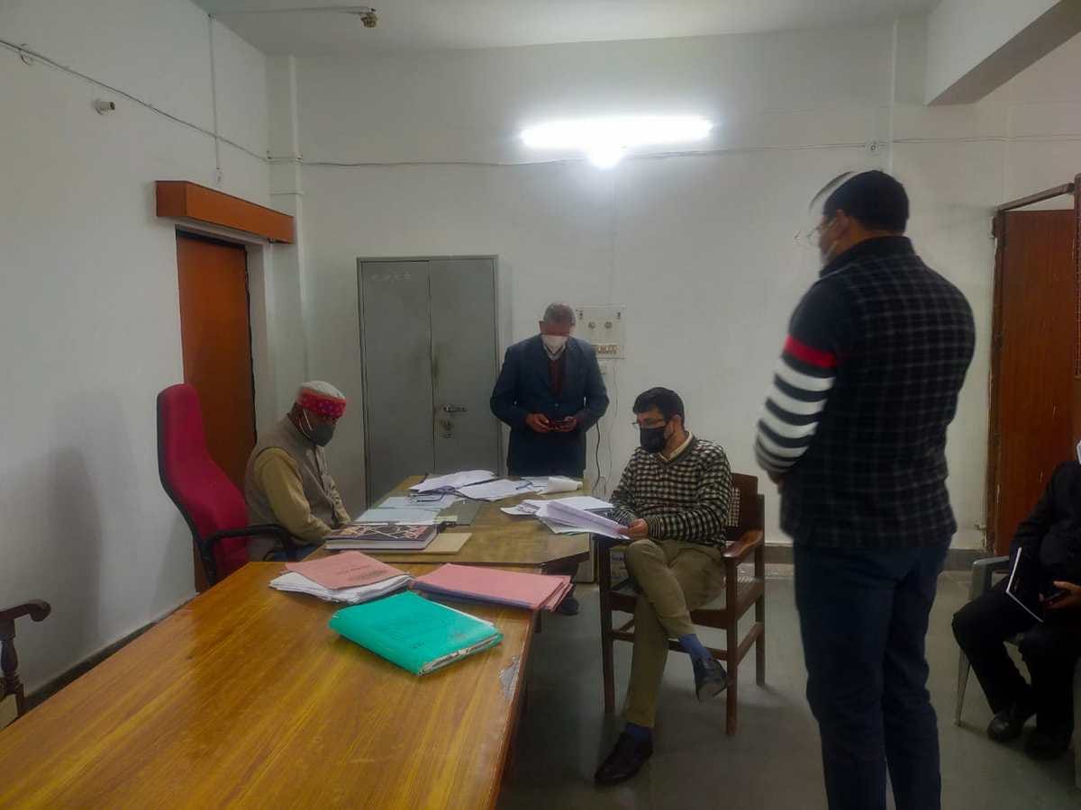 Azamgarh Divisional Commissioner Surprise inspection of development building gave instructions to stop salary of many officers and employees over absent