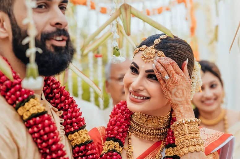 Mouni Roy and suraj nambiar Wedding live update: Mouni Roy and Suraj Nambiar tie the knot in Malayali wedding ceremony
