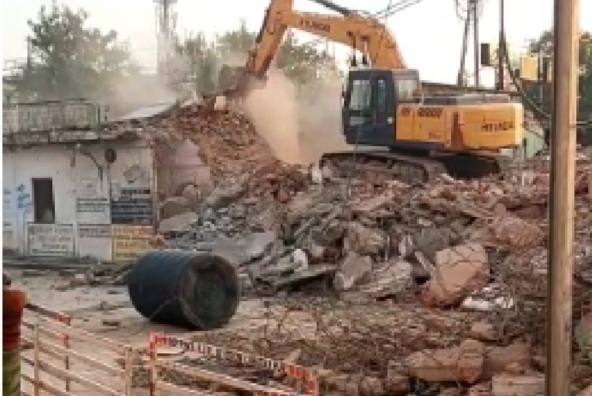 Chhatarpur: The dilapidated building of the district hospital office demolished, a new building will be built in its place