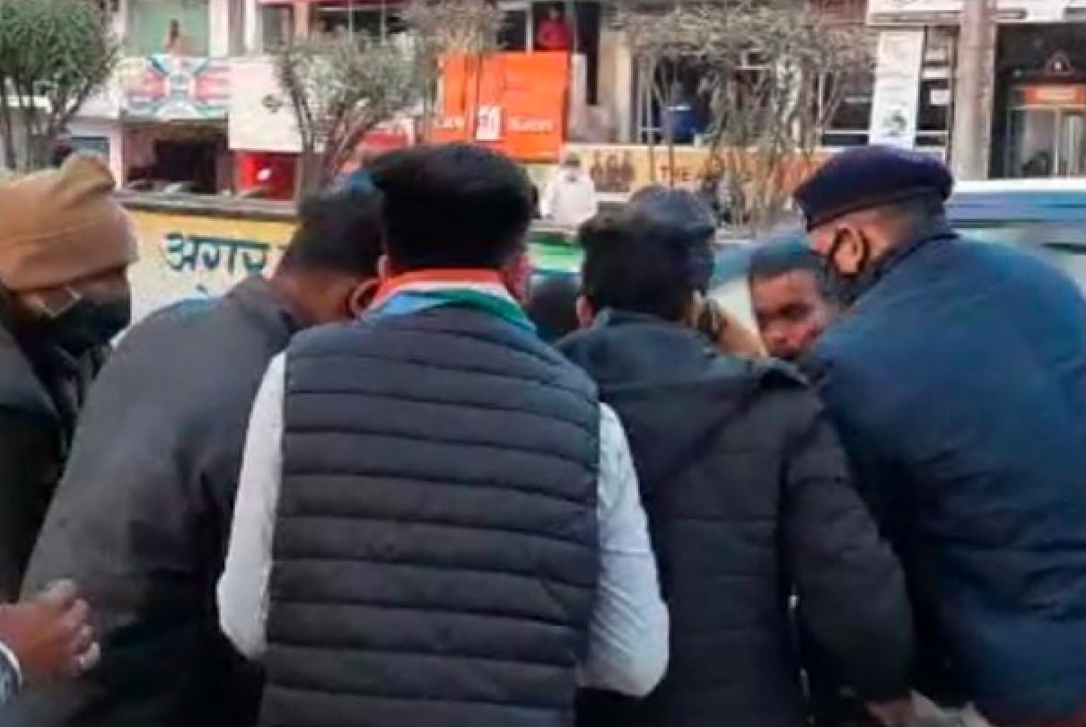Chhatarpur: Indian workers arrived to burn the effigy of Narendra Modi and Amit Shah, when the police came to snatch it, they ran away with the effigy
