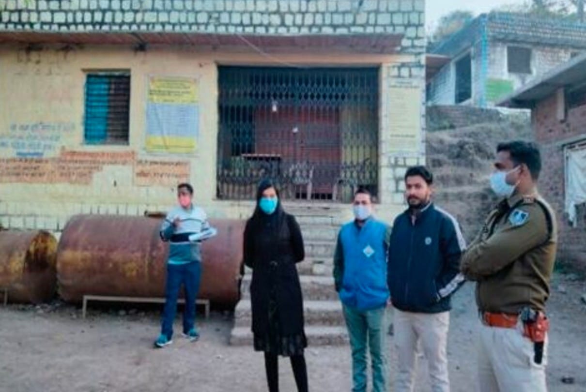 Guna: When the Naib Tehsildar came to inspect, the operator ran away after closing the shop, opened the seal again with the police, FIR on the operator and son