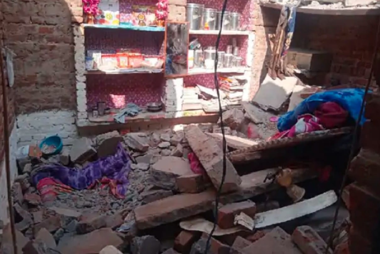Traumatic accident in Gwalior: The roof fell on the family sleeping in deep sleep, mother-daughter died due to pressure, two people injured