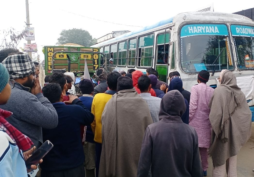 Dispute between bus and tractor driver over side, jam on state highway