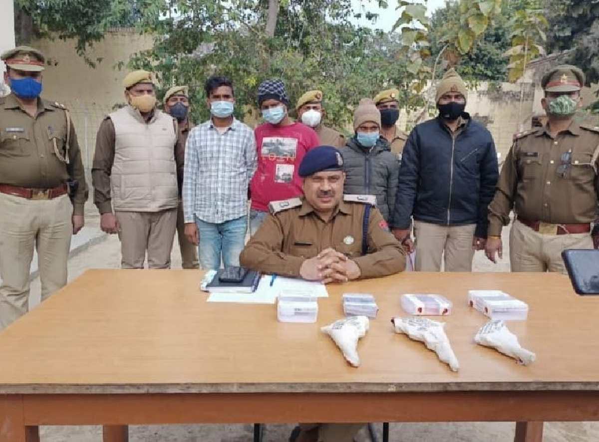 Police arrested Three fraudsters for forgery by ATM recovered 42 ATM cards 3 pistols and cartridges in jaunpur