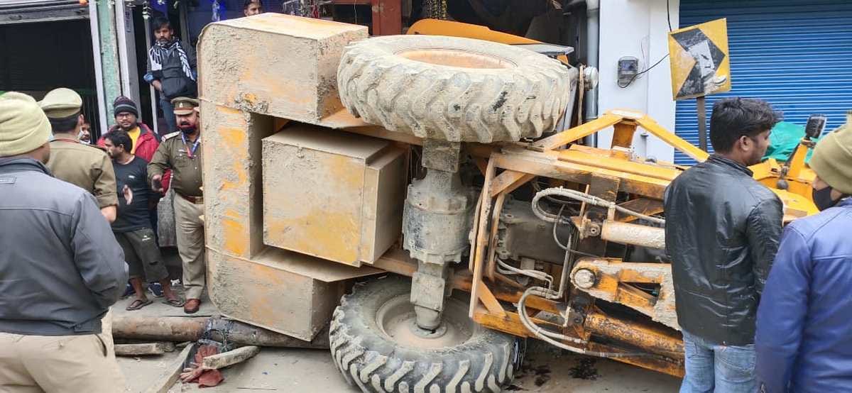 JCB overturns on shop while digging sewer tea seller injured in Varanasi
