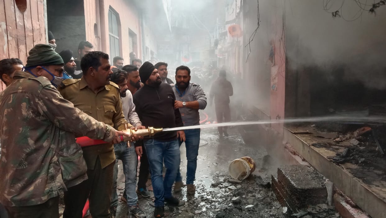 A fire broke out in a quilt-mattress shop, goods worth lakhs burnt