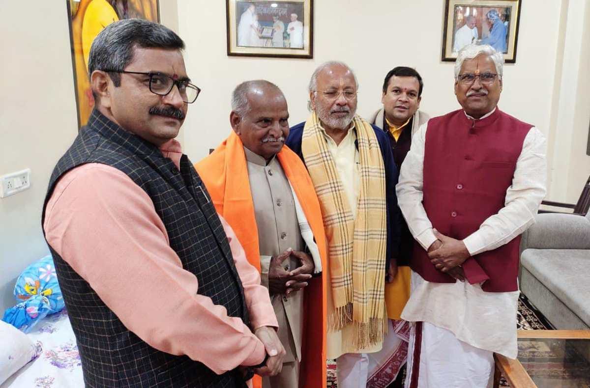 BJP leader meet Padma Bhushan awardee Prof Vashisht Tripathi said this is honor of entire Sanskrit and literary world in varanasi