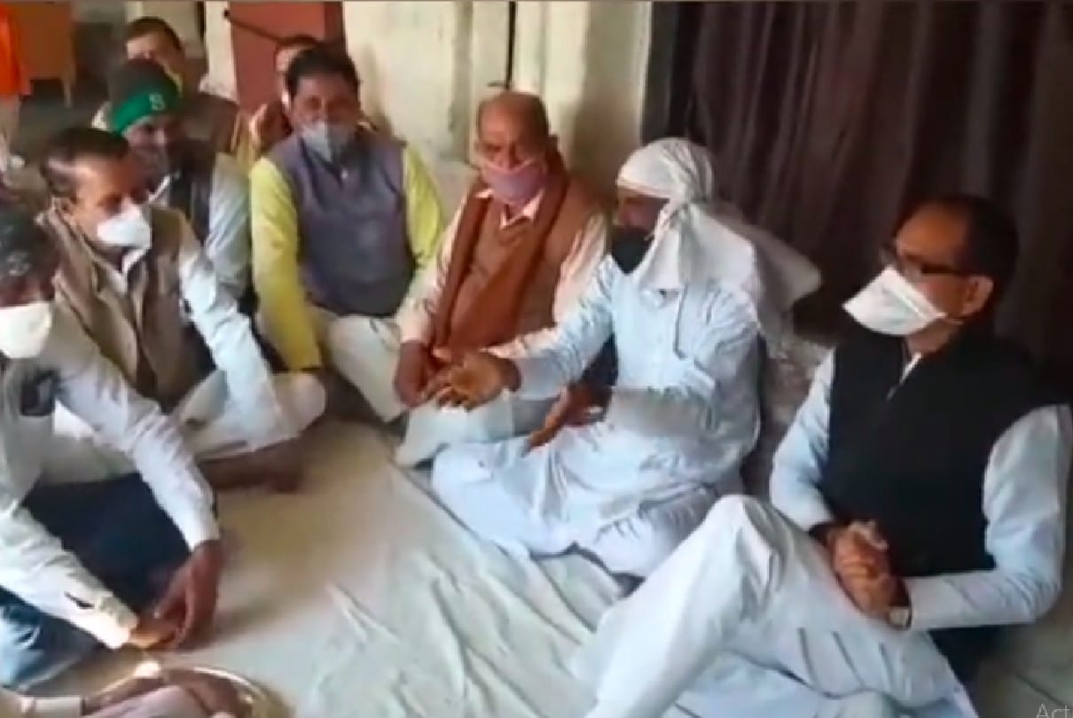 Sehore: Chief Minister Shivraj Singh Chouhan reached home village Jait, offered prayers at Kuldevi's temple, wished for prosperity and prosperity of the state.