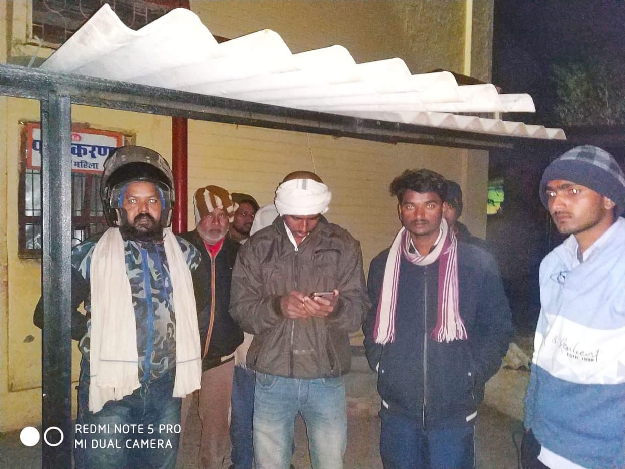 Road accident in Sonebhadra Death of young man who returning for grandfather terahavi cousin seriously injured
