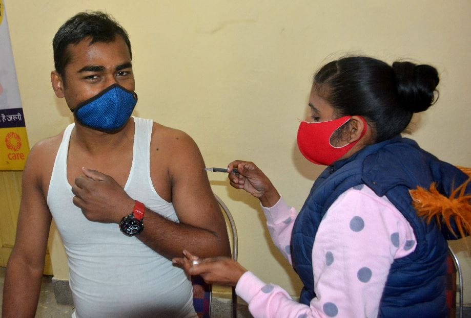 Amar Ujala Abhiyan Health: 100 percent vaccination is a big challenge in Varanasi, only 80 percent of youth got vaccinated in four months