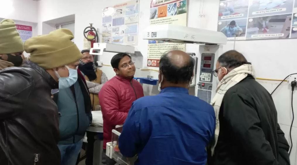 Newborn baby dies in jila mahli Hospital varanasi family members create ruckus alleging negligence on doctors