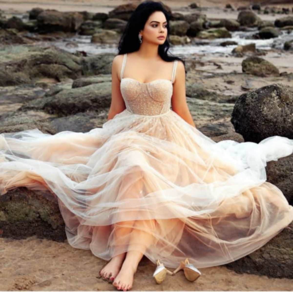 FIR registered against Mrs India Earth 2017 shweta Chaudhary accused of grabbing money from carpet trader in varanasi