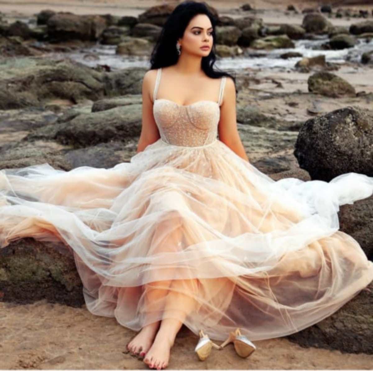 FIR registered against Mrs India Earth 2017 shweta Chaudhary accused of grabbing money from carpet trader in varanasi
